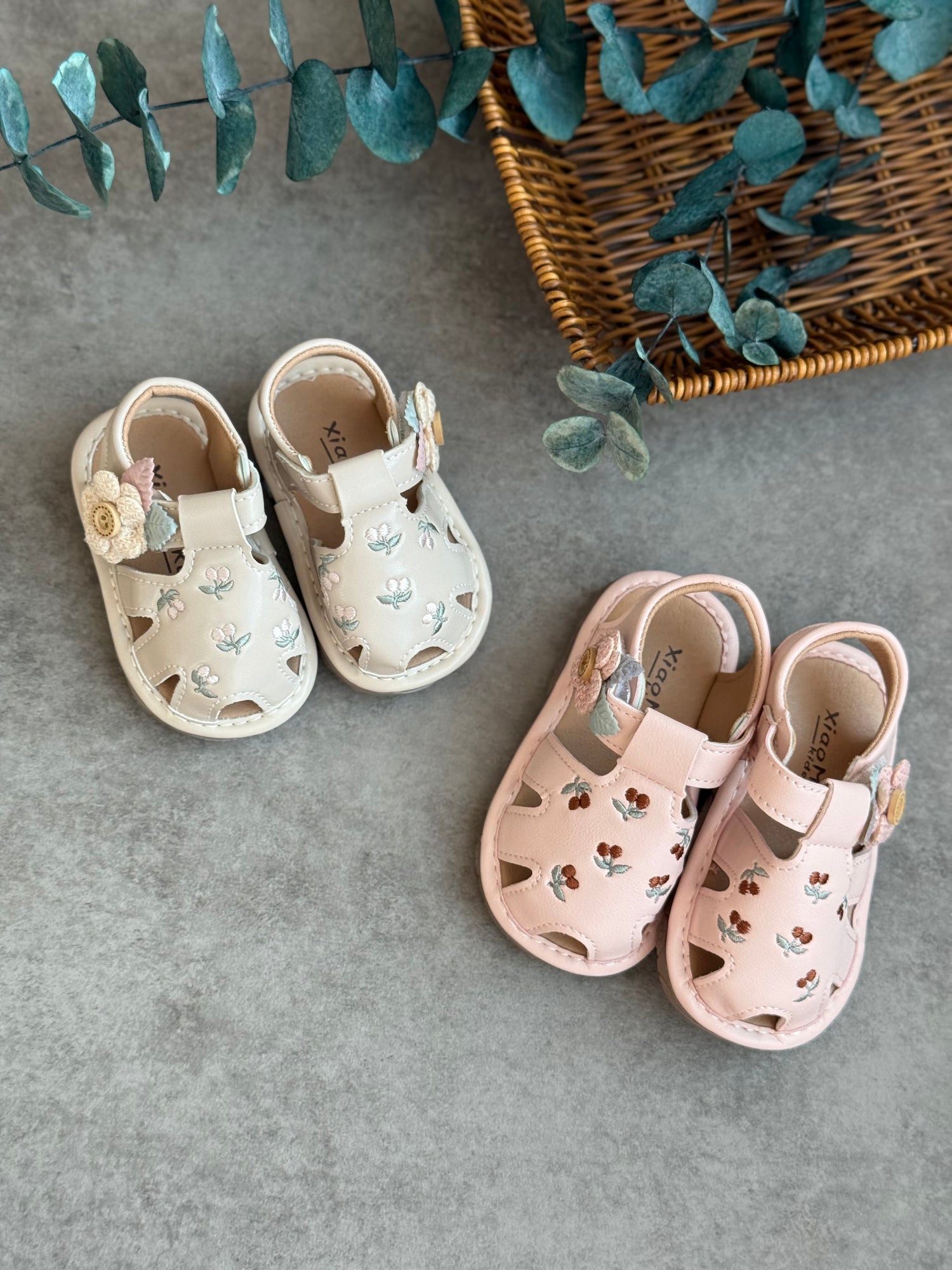 First steps squeaky sandals
