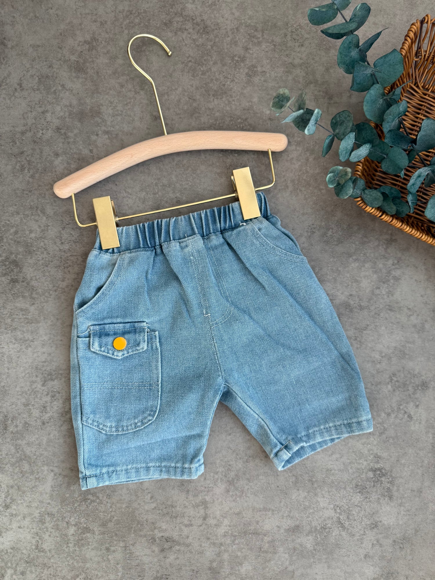 Pocket denim shorts