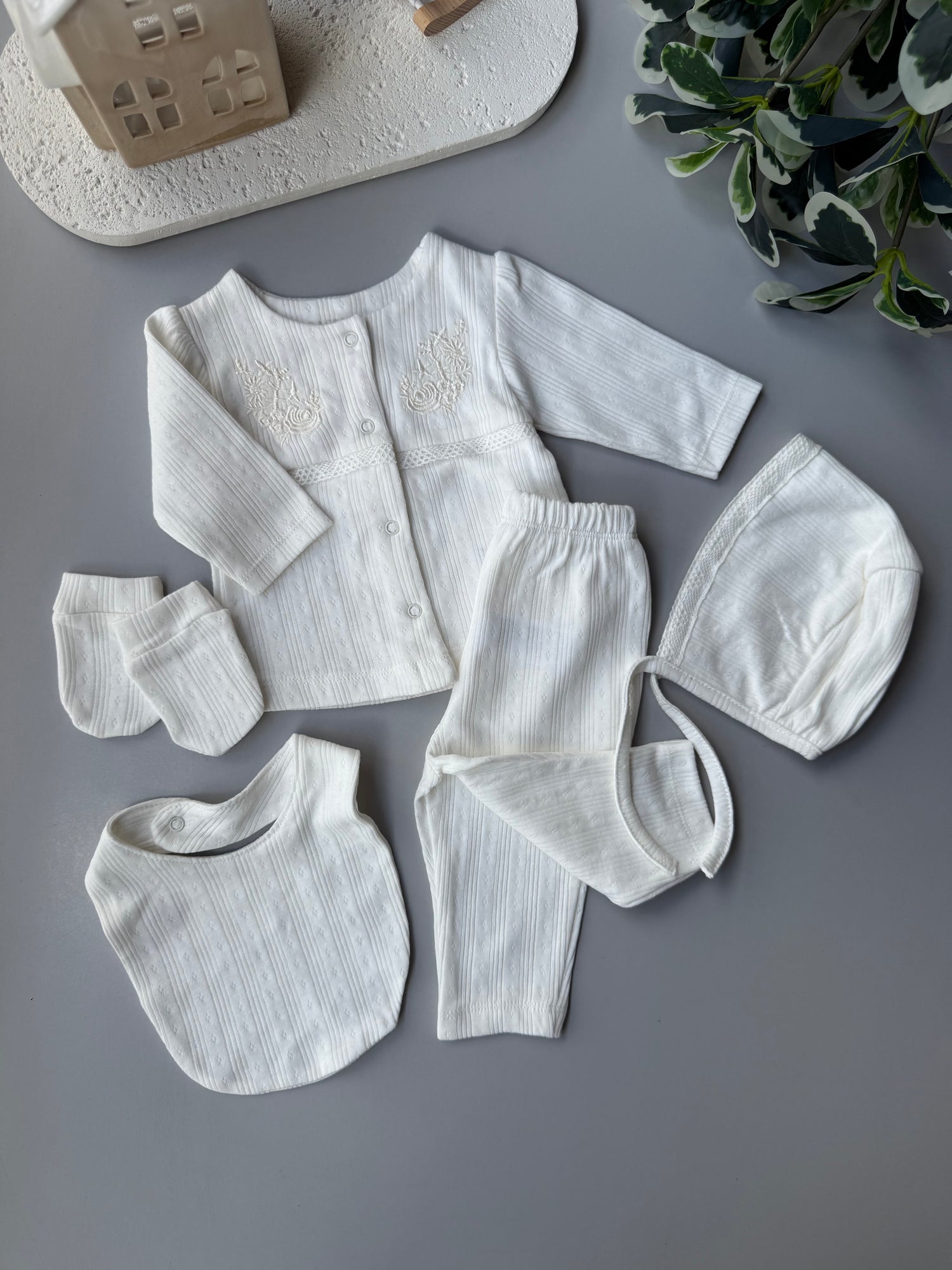Classic embroidered set